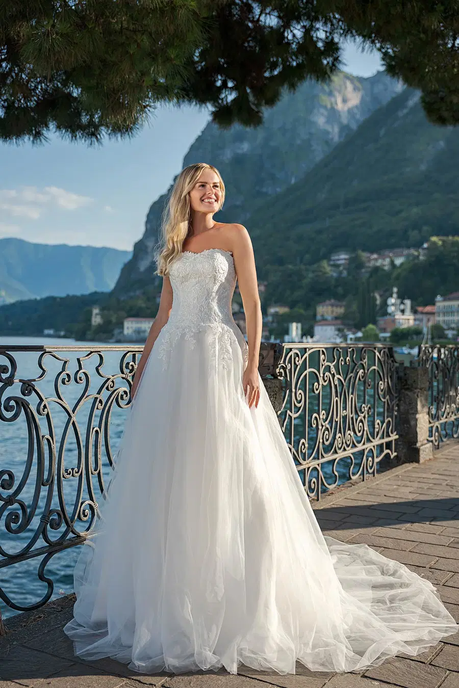 VN30 ivory by Vera Nova: A-Line silhouette, sweetheart neckline, sleeveless, lace