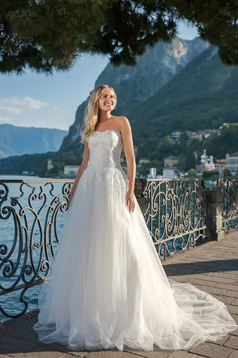 VN30 ivory wedding dress by Vera Nova, A-line, lace