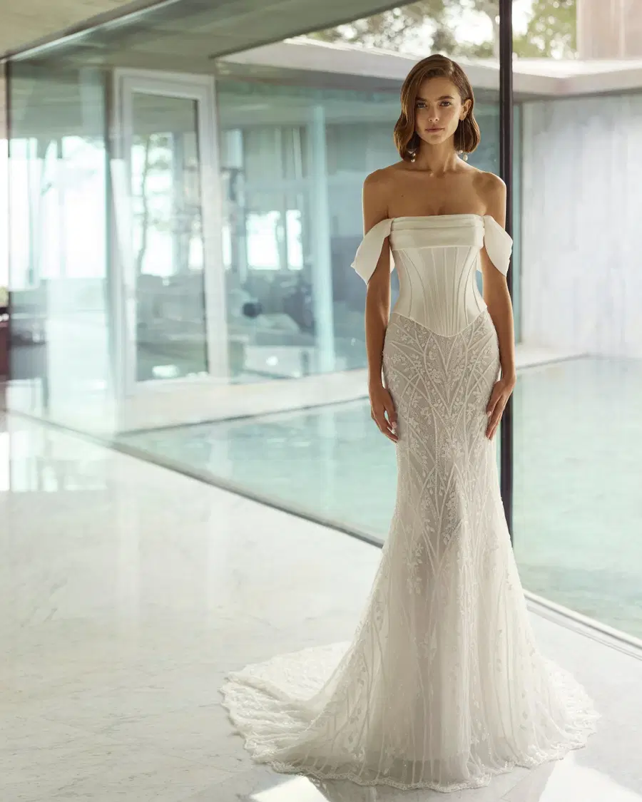 GIO by Rosa Clara: Mermaid silhouette, off-shoulder neckline, sleeveless, lace
