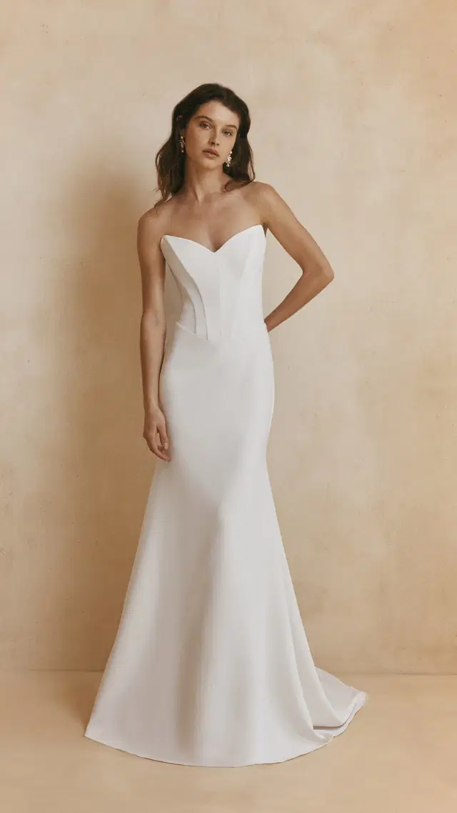 Maris by Anna Kara: Fit & Flare silhouette, sweetheart neckline, sleeveless, crepe