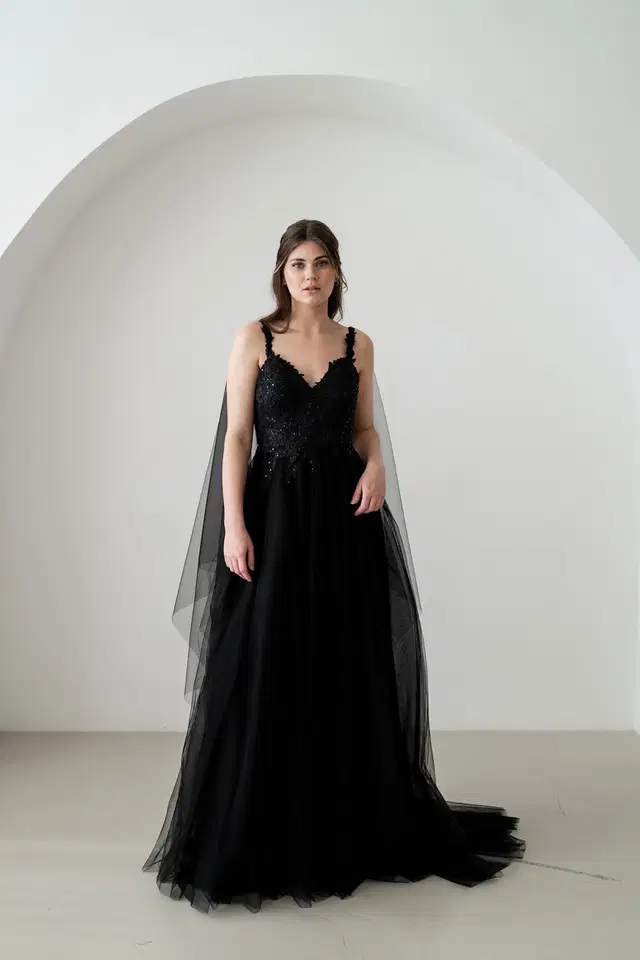 APRIL BLACK by Esther Hofmann: A-Line silhouette, V-neck neckline, sleeveless, tulle