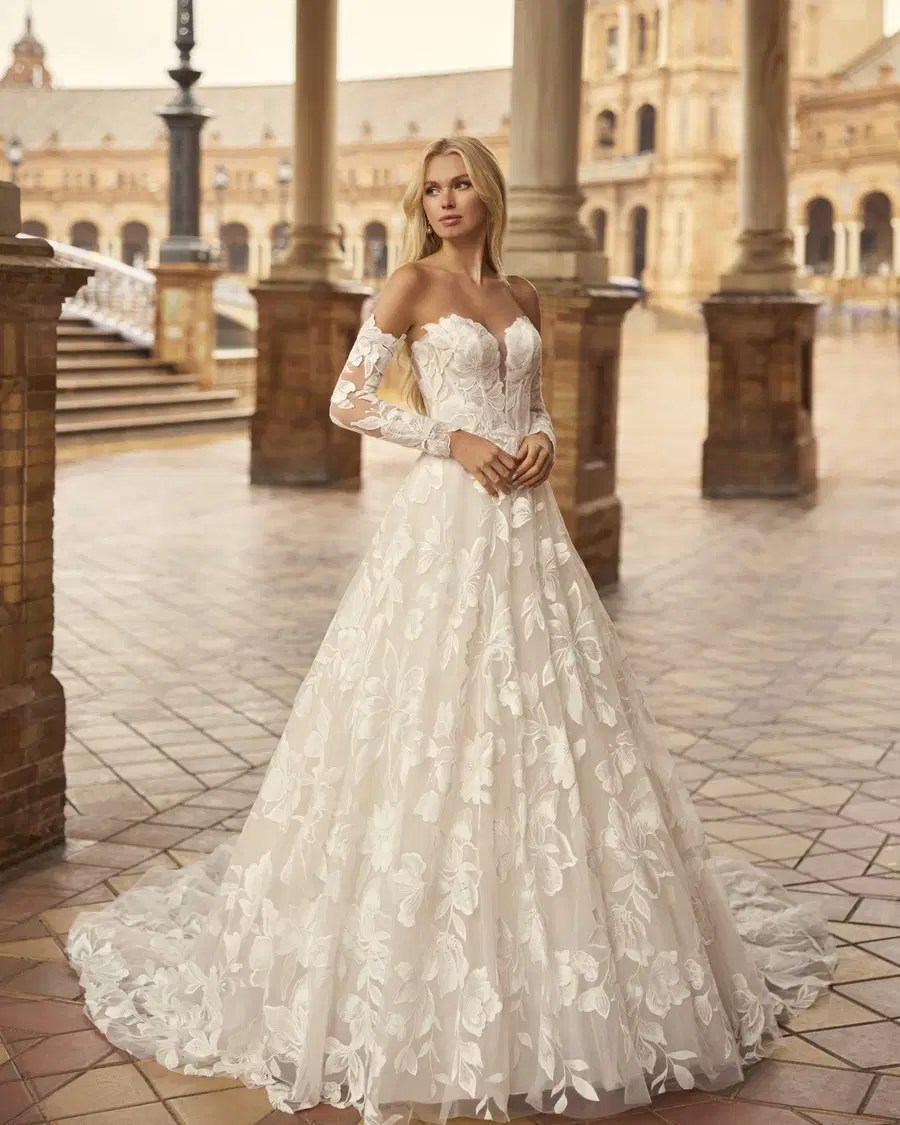 Katya by Aire Barcelona: A-Line silhouette, sweetheart neckline, separate sleeves, tulle