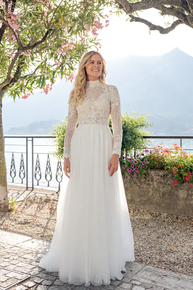 VN62 ivory by Vera Nova: A-Line silhouette, high / halter neckline, long sleeves, lace