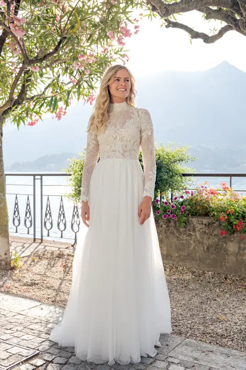 VN62 ivory wedding dress by Vera Nova, A-line, lace