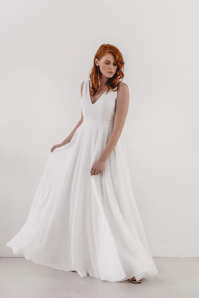 ELLA by Esther Hofmann: A-Line silhouette, V-neck neckline, sleeveless, chiffon