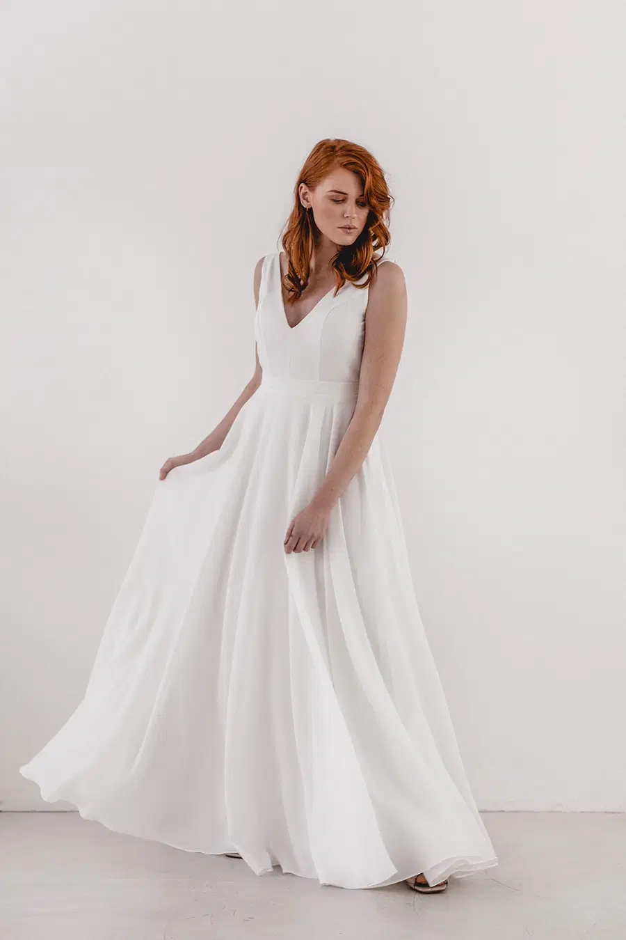 ELLA by Esther Hofmann: A-Line silhouette, V-neck neckline, sleeveless, chiffon