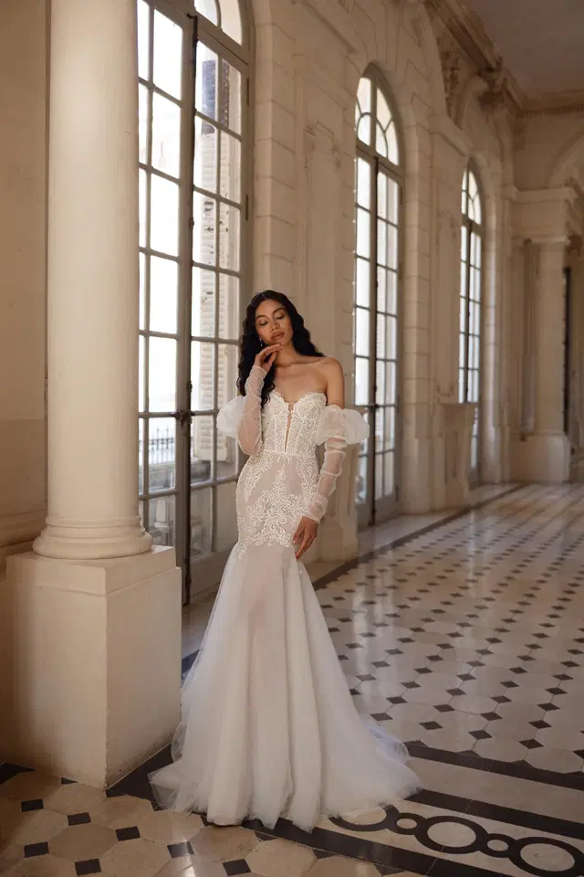 Llektra by Ella Novia: Mermaid silhouette, sweetheart neckline, separate sleeves, lace