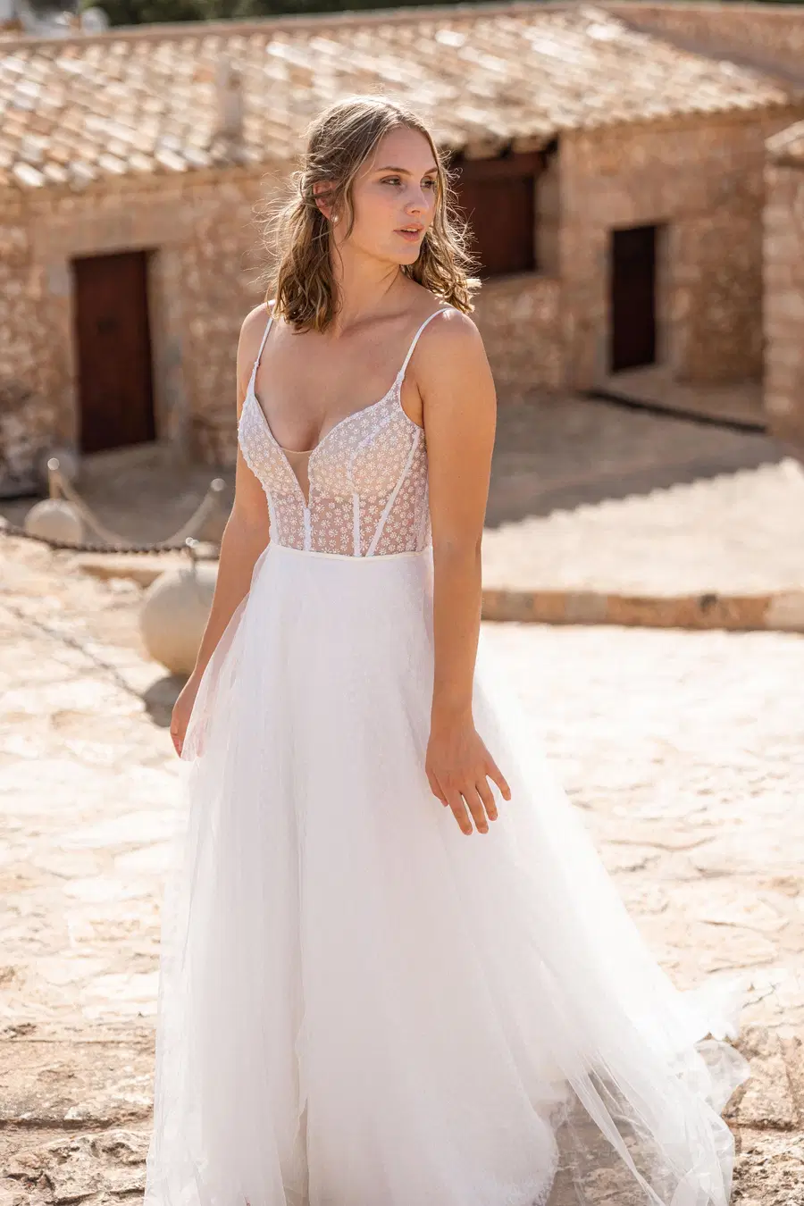 Sina by Sanna Lindström: A-Line silhouette, sweetheart neckline, sleeveless, lace
