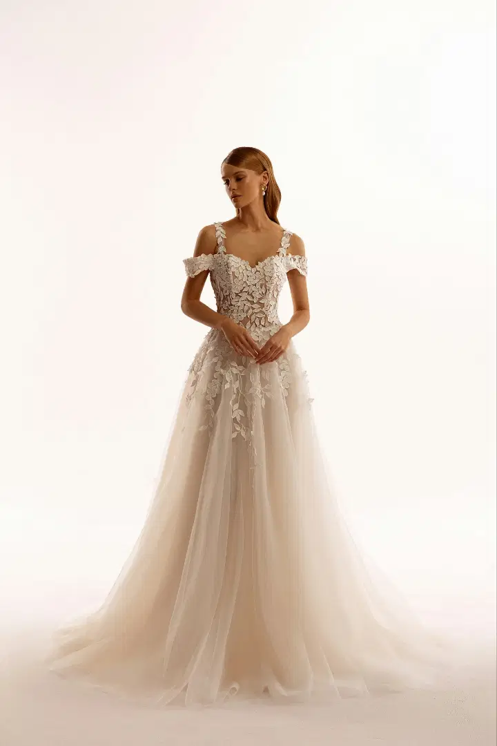 Anuba by Laue: A-Line silhouette, off-shoulder neckline, sleeveless, tulle