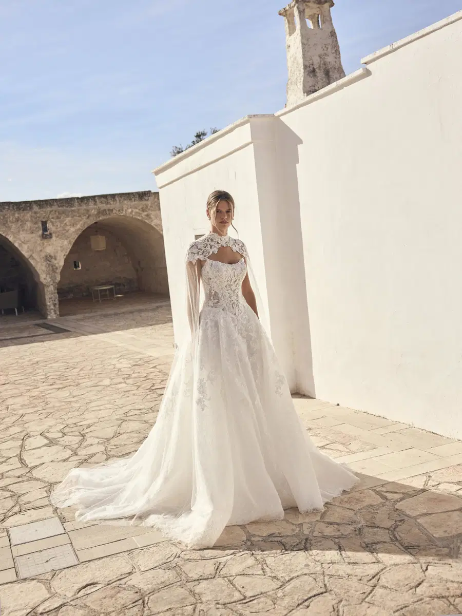 Linda von Modeca Bridal: Ballkleid, Nackenträger, Ärmellos, Spitze