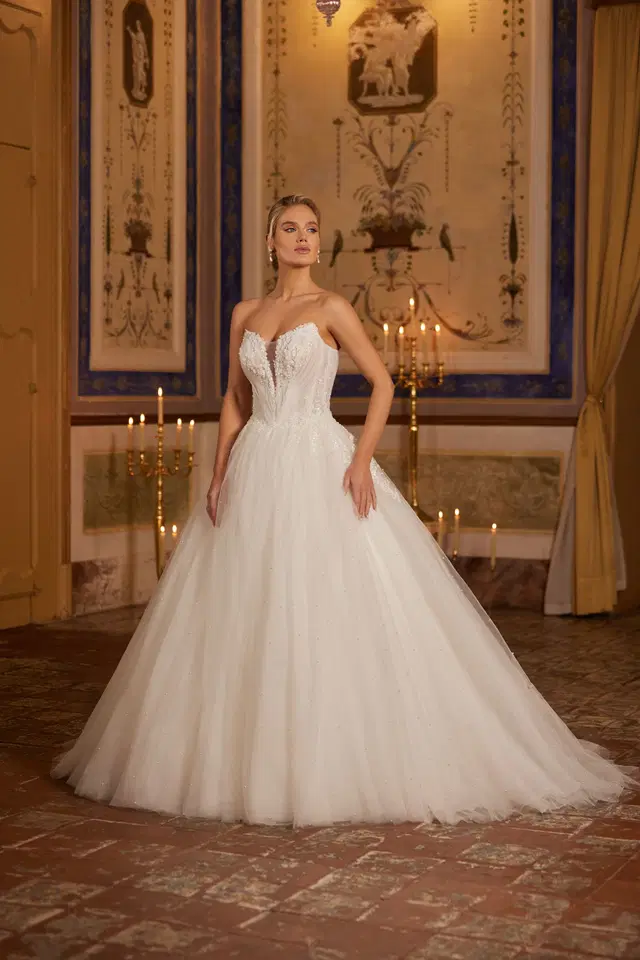 6455 by Daniela Di Marino: Ball Gown silhouette, deep V-neck neckline, sleeveless, lace