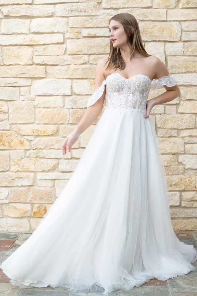 Lena by Sanna Lindström: A-Line silhouette, sweetheart neckline, sleeveless, lace