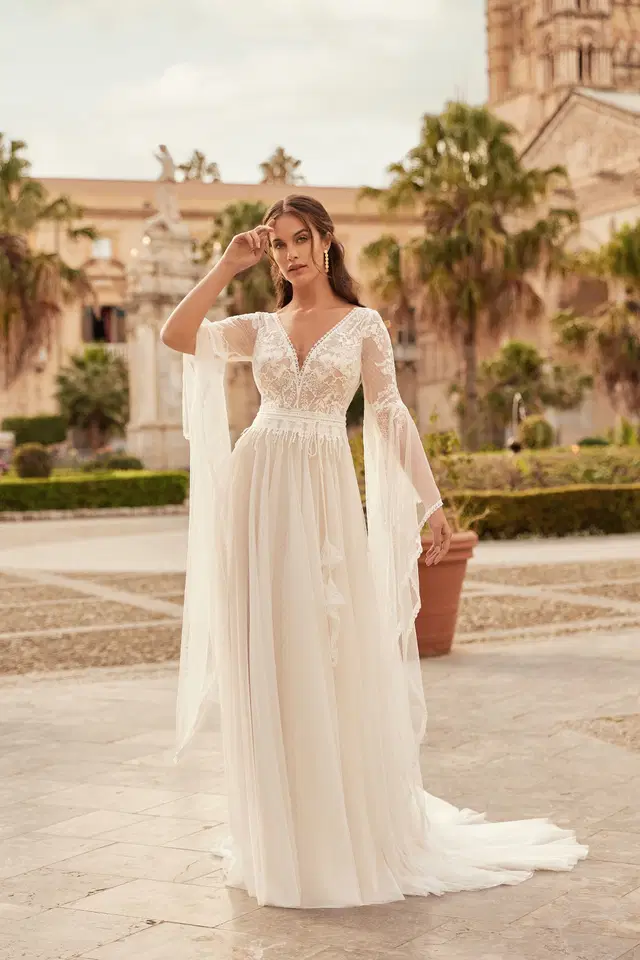 6459 by Daniela Di Marino: A-Line silhouette, V-neck neckline, long sleeves, lace