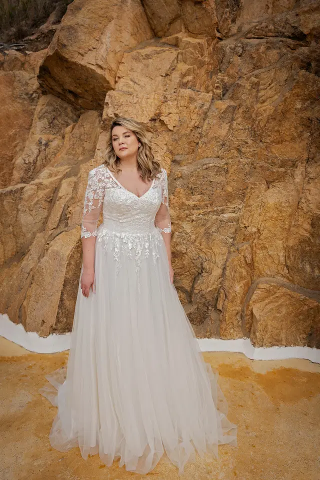 LB227 by Lohrengel: A-Line silhouette, V-neck neckline, three-quarter sleeves, lace