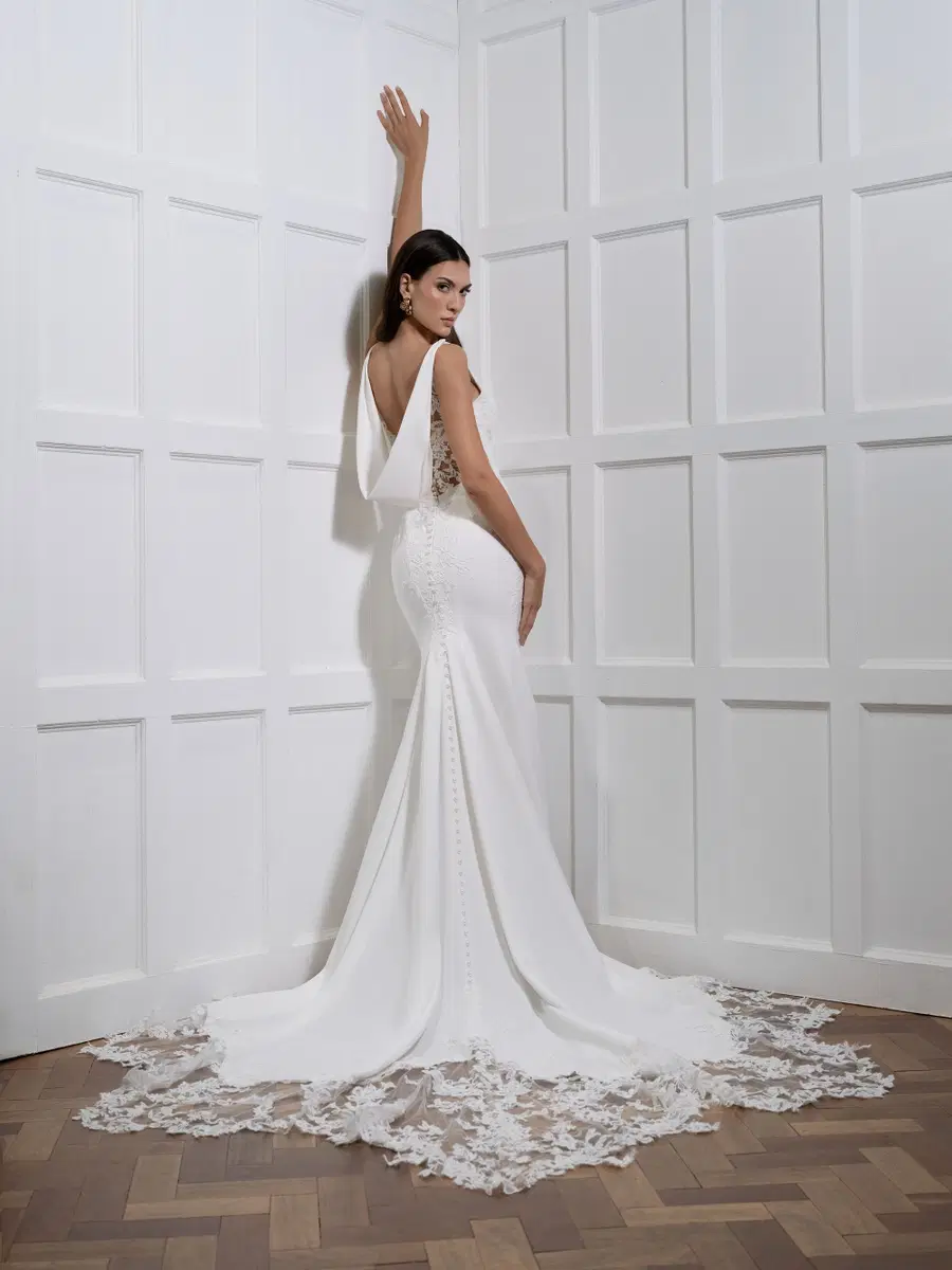 Cortina by Avenue by Josephine Scott - view 8 of 8