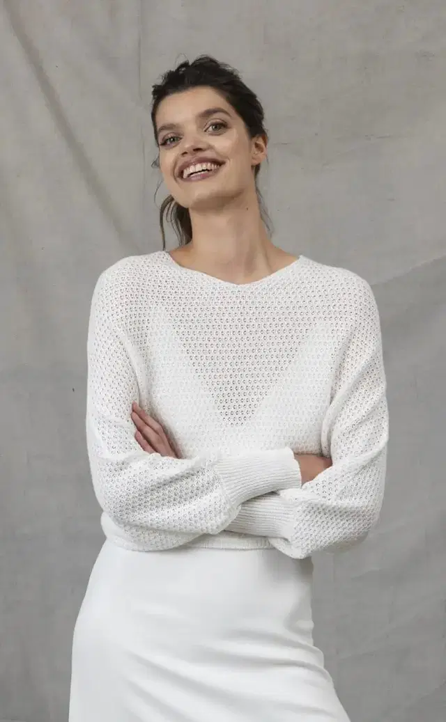 Neve Oversize by Kisui: Straight silhouette, V-neck neckline, long sleeves, tulle