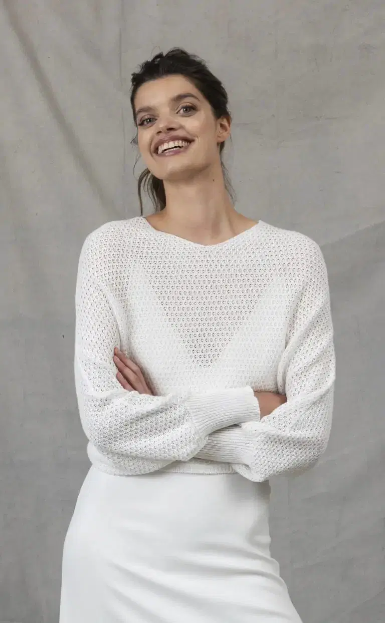 Neve Oversize by Kisui: Straight silhouette, V-neck neckline, long sleeves, tulle