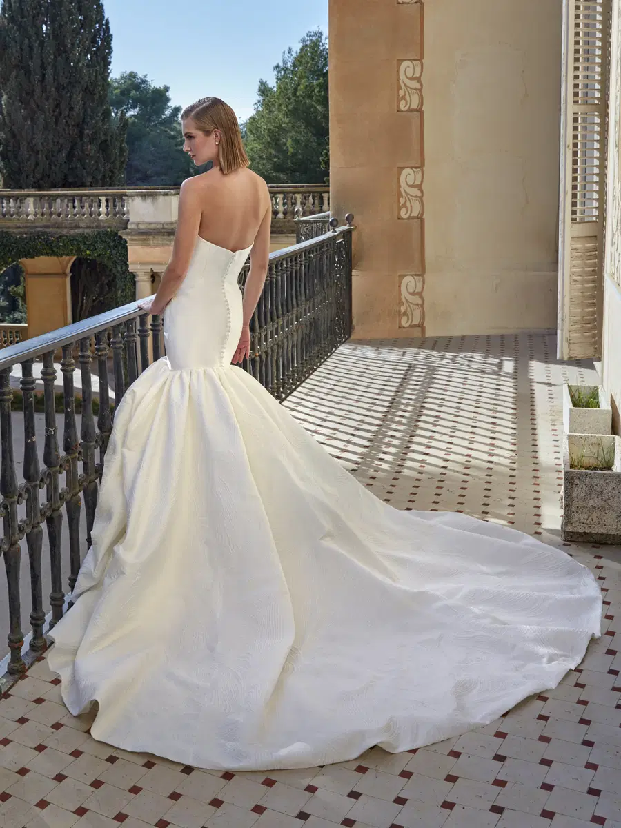 LILIAN by Pronovias Privée - view 2 of 3