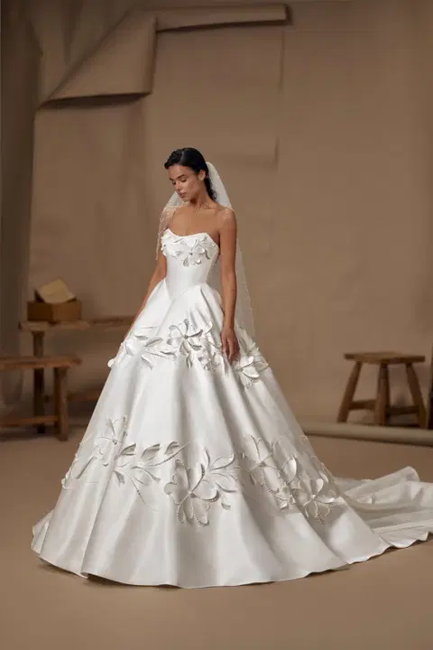 Lee Miller Brautkleid von Innocentia Divina, Ballkleid, Satin