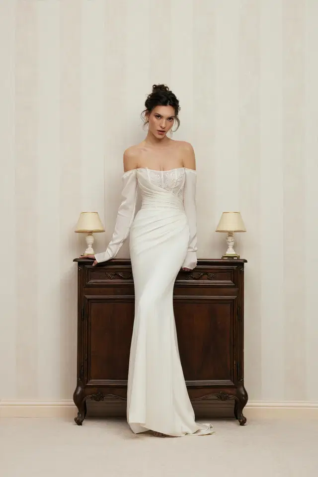Tayana by Anne Mariée: straight neckline, long sleeves, crepe