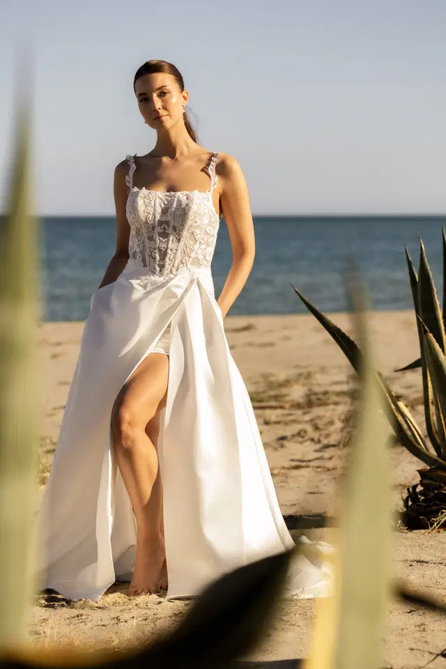 Dianora by Amo & Luv: A-Line silhouette, straight neckline, sleeveless, lace