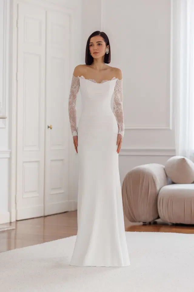ART 26/05 by Jarice: Fit & Flare silhouette, off-shoulder neckline, long sleeves, chiffon