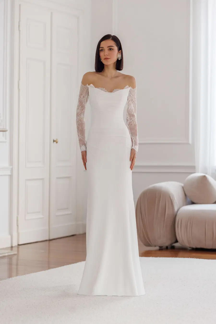 ART 26/05 by Jarice: Fit & Flare silhouette, off-shoulder neckline, long sleeves, chiffon