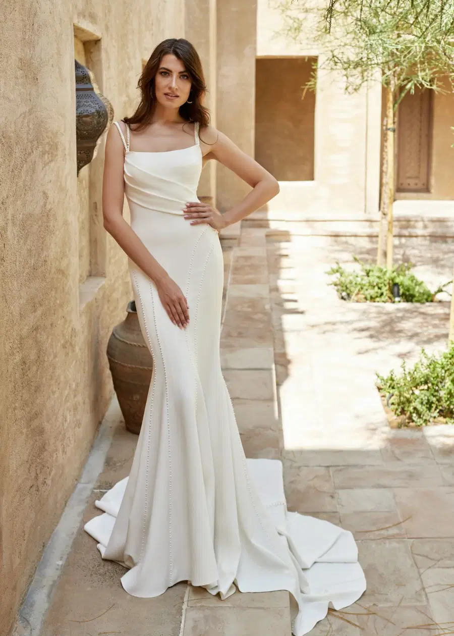 TULIP by Dando London: Fit & Flare silhouette, scoop neckline, sleeveless, crepe
