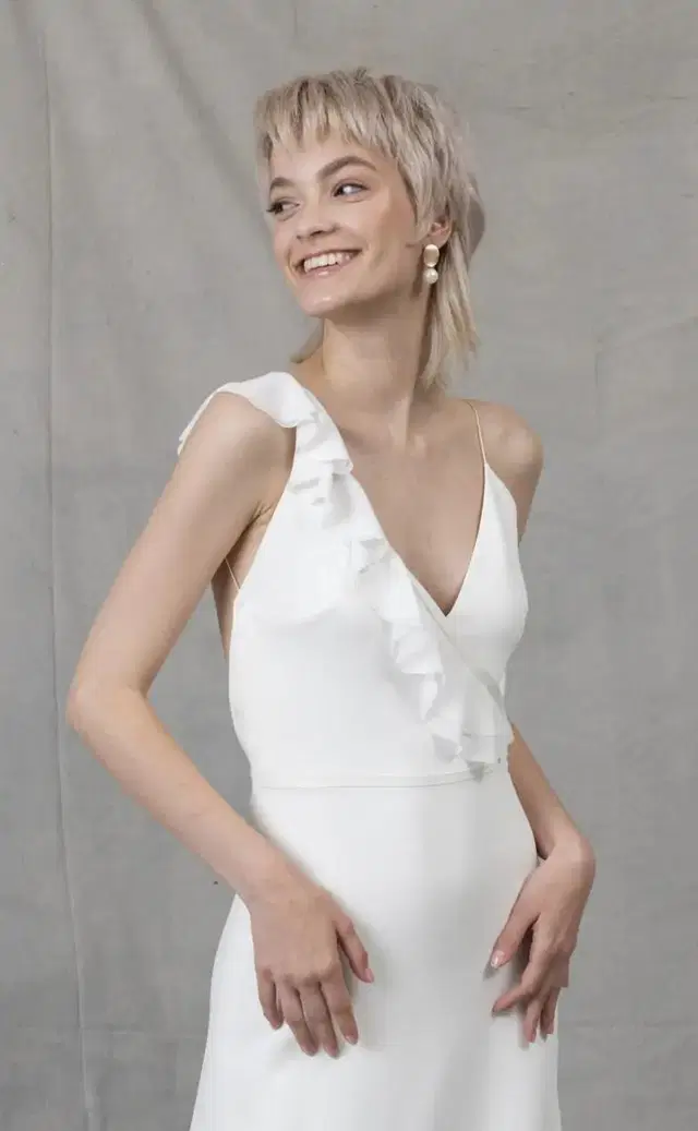 Abra Volant by Kisui: Straight silhouette, V-neck neckline, sleeveless, crepe