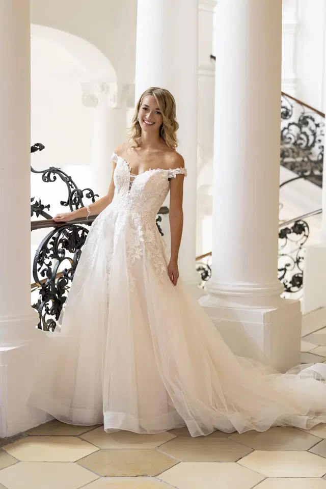 Carlotta by Amo & Luv: Ball Gown silhouette, sweetheart neckline, short sleeves, tulle