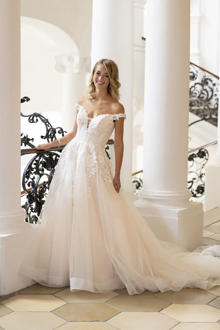Carlotta by Amo & Luv: Ball Gown silhouette, sweetheart neckline, short sleeves, tulle