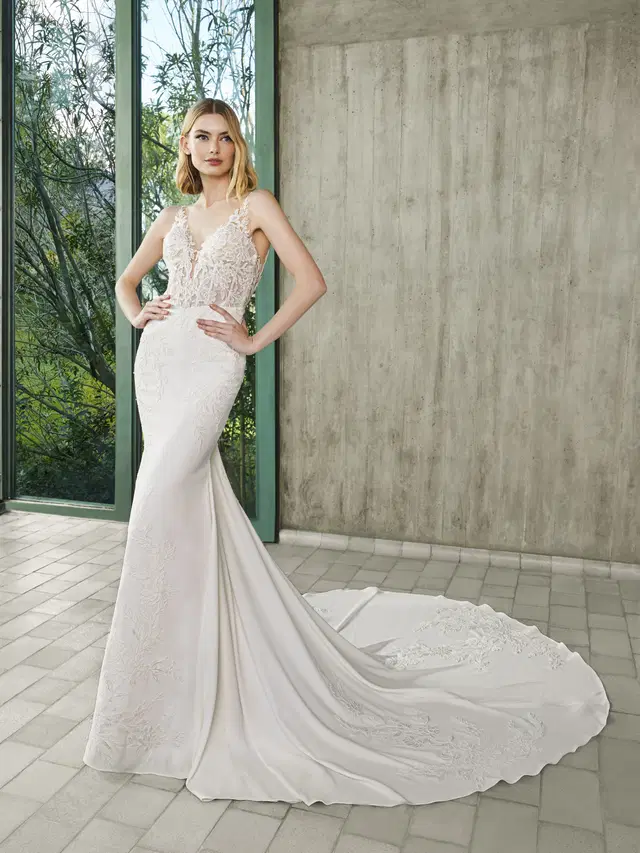 CASSYA by Pronovias: Mermaid silhouette, V-neck neckline, sleeveless, lace