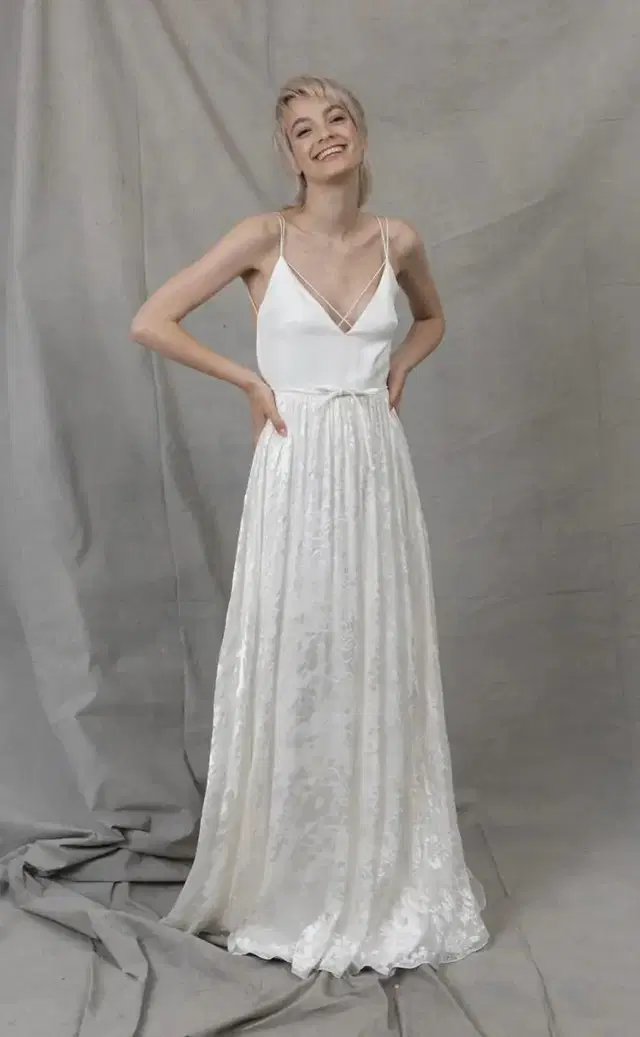 Shiny Jua by Kisui: A-Line silhouette, V-neck neckline, sleeveless, satin