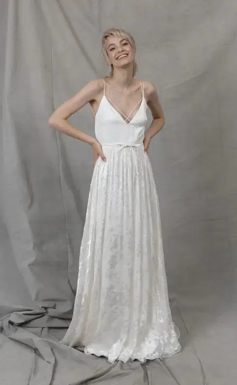 Shiny Jua wedding dress by Kisui, A-line, satin