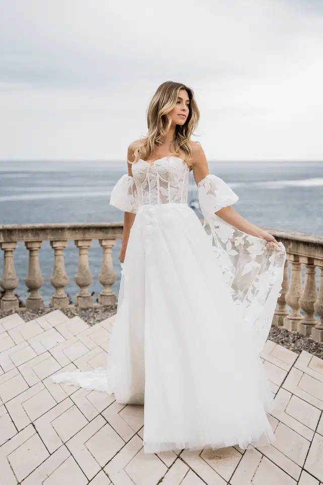 Mary Antoinette by Fan Xia: A-Line silhouette, sweetheart neckline, tulle