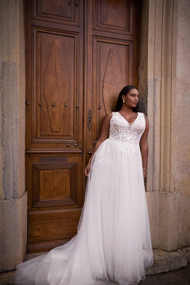 27305 by Très Chic: A-Line silhouette, V-neck neckline, sleeveless, tulle