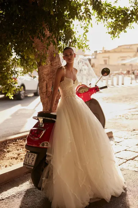 Virginia wedding dress by Anne Mariée, princess, tulle