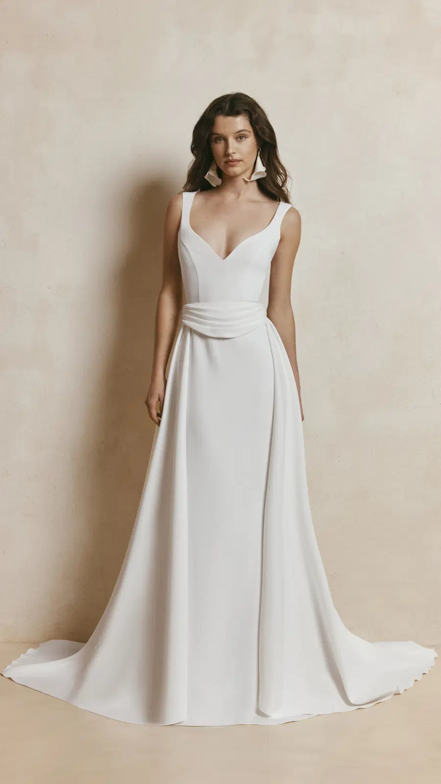 Orina by Anna Kara: Fit & Flare silhouette, V-neck neckline, sleeveless, crepe