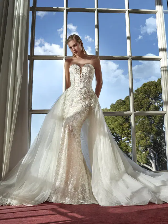 BLOS by Pronovias Privée: Mermaid silhouette, sweetheart neckline, sleeveless, lace