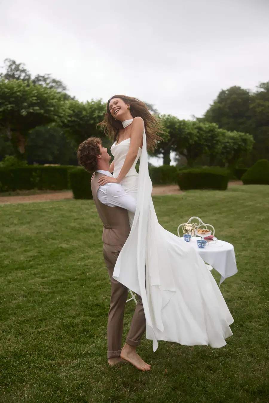 Elara by Anne Mariée: Mermaid silhouette, off-shoulder neckline, sleeveless, crepe
