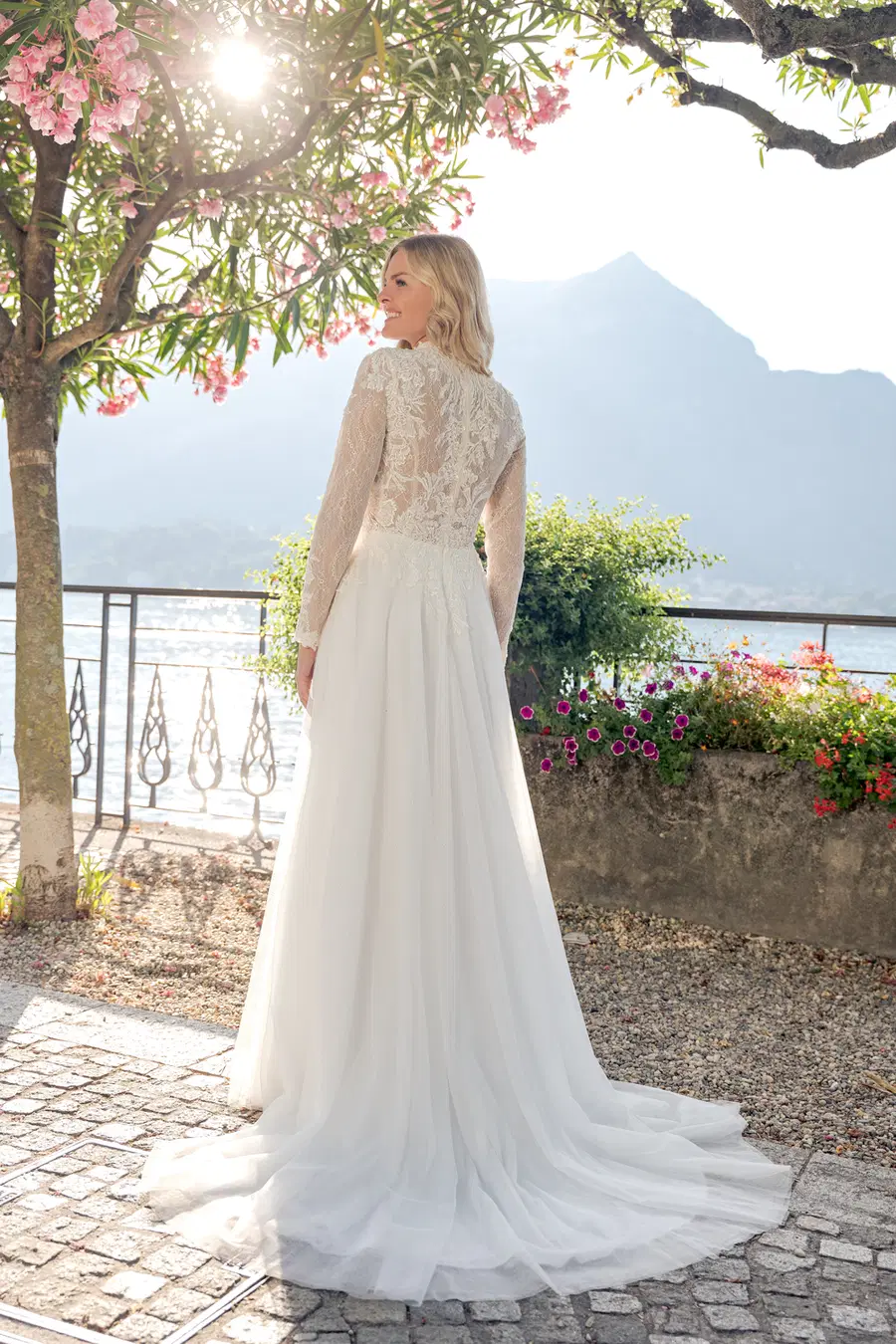 VN62 ivory by Vera Nova - view 3 of 4