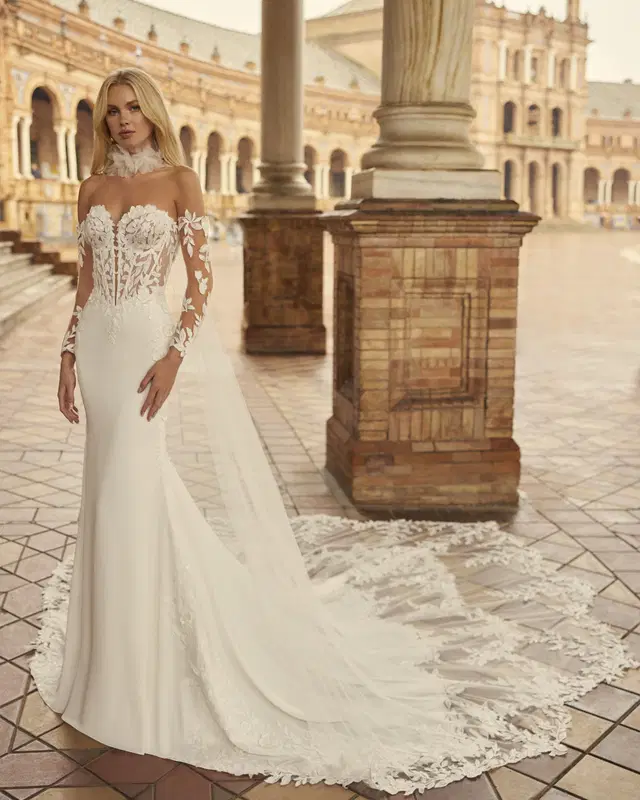 Kaelat by Aire Barcelona: Mermaid silhouette, sweetheart neckline, separate sleeves, lace