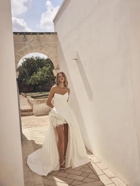 Lia Brautkleid von Modeca Bridal, High Low, Satin