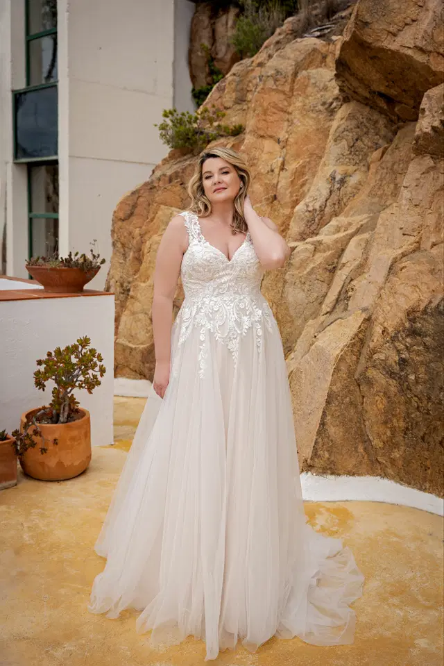 LB223 by Lohrengel: A-Line silhouette, V-neck neckline, cap sleeves, lace