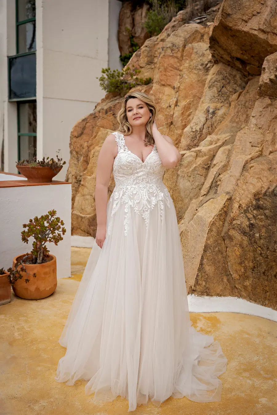 LB223 by Lohrengel: A-Line silhouette, V-neck neckline, cap sleeves, lace