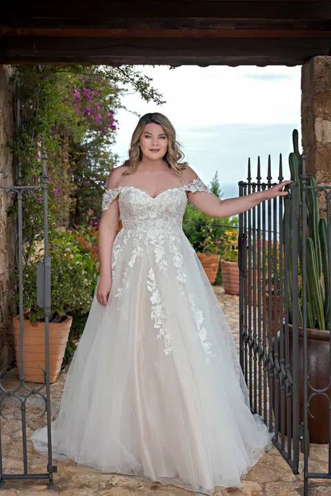 Style LB231 wedding dress by Lohrengel, ball gown, tulle