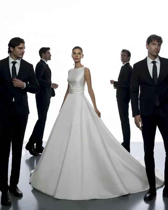 Yaiza by Aire Barcelona: A-Line silhouette, boat neck neckline, sleeveless, mikado