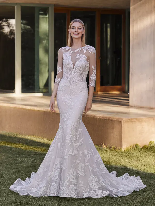 YAI by Pronovias: Mermaid silhouette, sweetheart neckline, three-quarter sleeves, lace