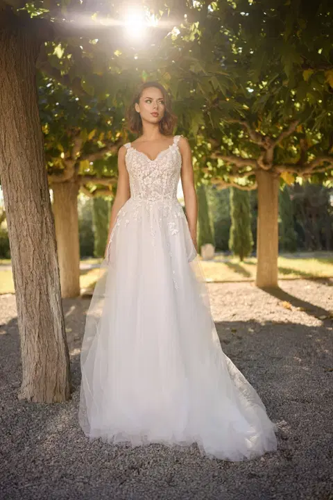 Style 27121 wedding dress by Très Chic, A-line, tulle