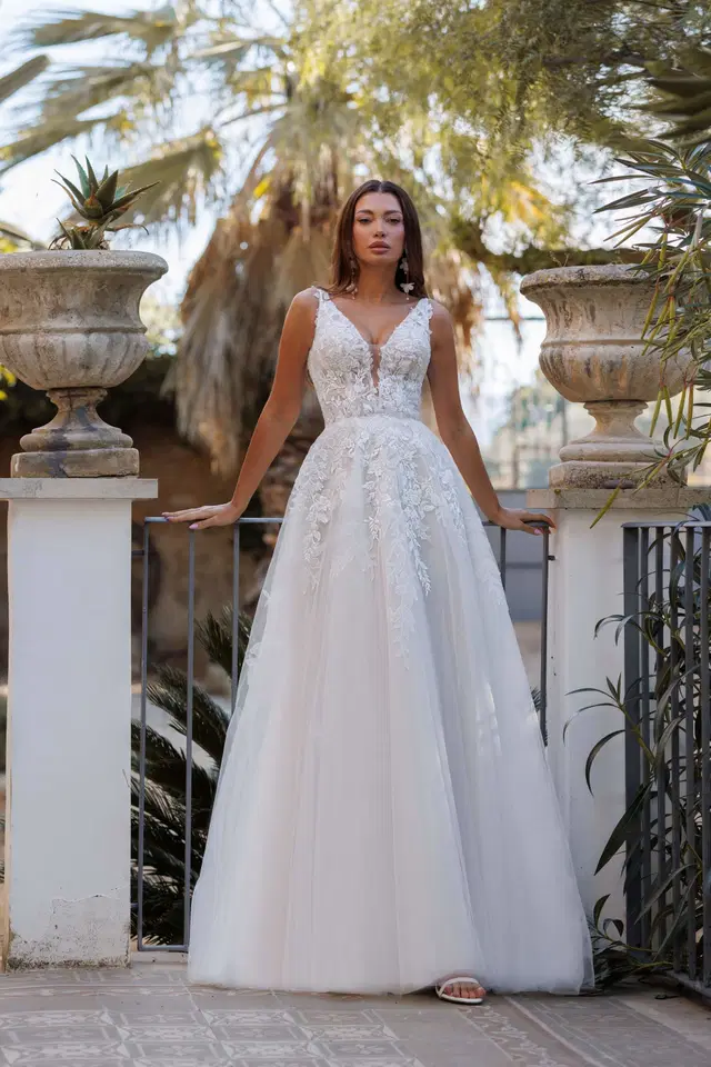Lavonn by Jarice: A-Line silhouette, V-neck neckline, tulle